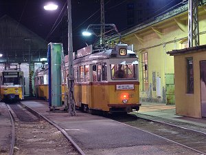 Nem teljesen ugyanott készült (a villamos másik vágányon áll), de azért érdekes a kontraszt. Azóta persze már ez a villamosos kép is archív...