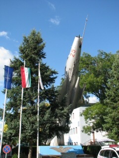 MiG-21F13 szobor a légibázis bejárata közelében